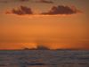 Zum Abschluss ein bisserl Kitsch: Sonnenuntergang hinter Raiatea, aus 50 Seemeilen Entfernung