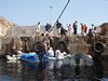 Nichts f&uuml;r Unsportliche: Das Besteigen der Beiboote an der hohen Kaimauer in Mukalla